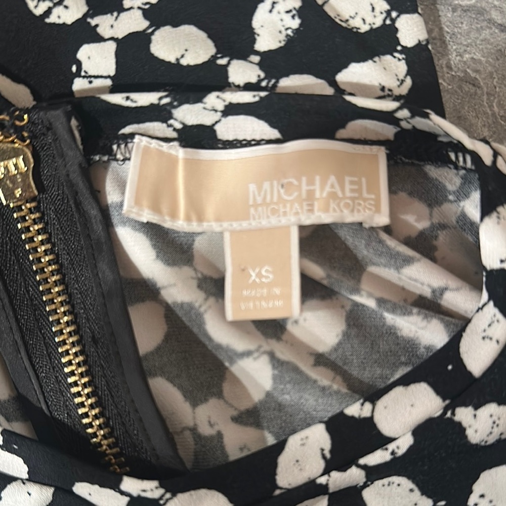 4/$16 Micheal Kors Elegant Black and White Patterned Stretchy Dress - Picture 7 of 9